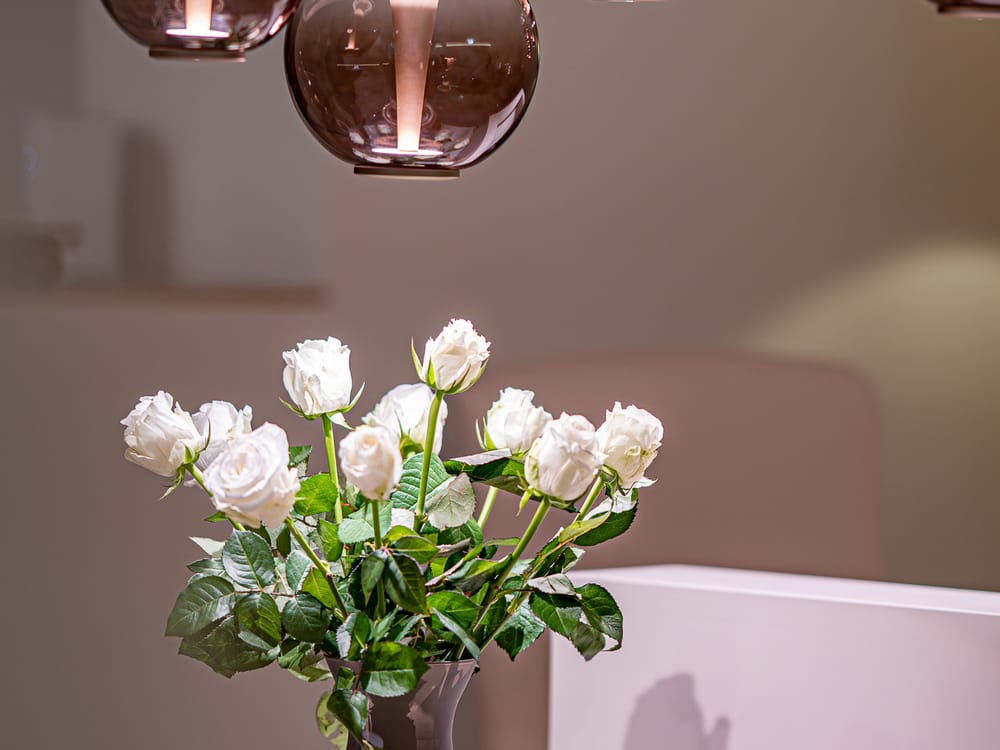 Florales Arrangement im Empfangsbereich